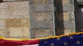 Bomberos de Massachusetts y Nueva York salen de la Iglesia de la Misión tras un servicio religioso en memoria de su compañero Manuel DelValle, el 19 de septiembre de 2001.