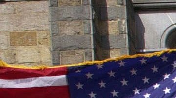 Bomberos de Massachusetts y Nueva York salen de la Iglesia de la Misión tras un servicio religioso en memoria de su compañero Manuel DelValle, el 19 de septiembre de 2001.