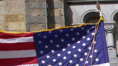 Bomberos de Massachusetts y Nueva York salen de la Iglesia de la Misión tras un servicio religioso en memoria de su compañero Manuel DelValle, el 19 de septiembre de 2001.