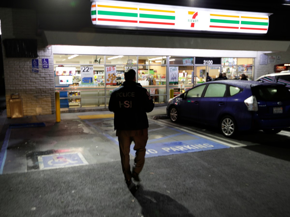 Empleada de 7-Eleven en Oklahoma es despedida tras dispararle a un cliente que la atacó