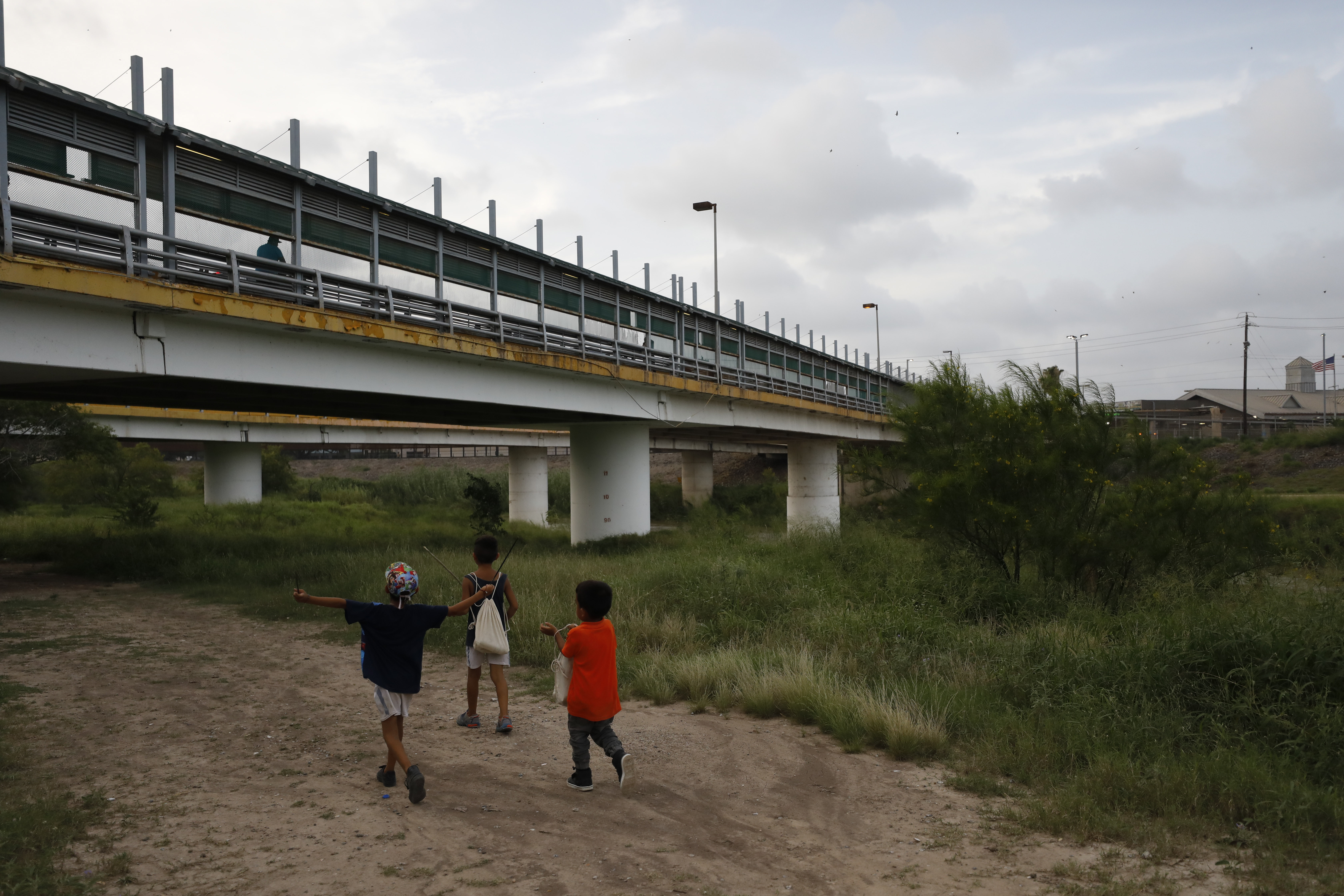 ICE abrirá centro de llamadas para ayudar a rastrear a niños migrantes y deportarlos