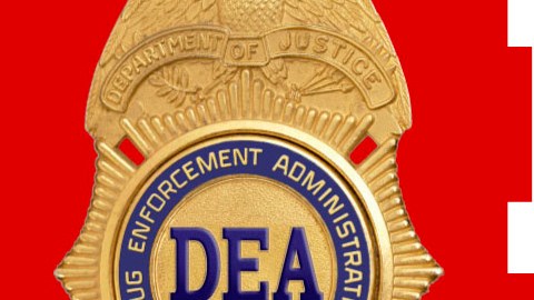 Esta imagen, proporcionada por el Departamento de Justicia de EE. UU., muestra un cartel de recompensa para Nicolás Maduro, publicado el jueves 26 de marzo de 2020.