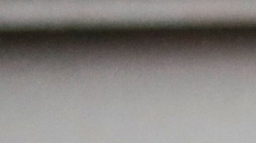 Un conductor usa equipo de protección personal mientras opera un vehículo del Departamento de Correcciones de la ciudad de Nueva York afuera del Centro Médico NYU Langone, el lunes 13 de abril de 2020, en Nueva York.