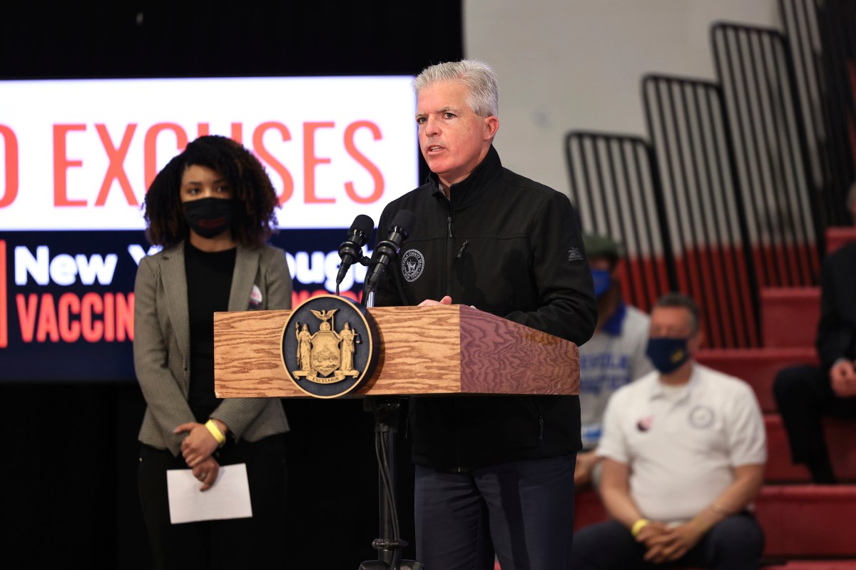 Jurado federal en NY: Condado de Suffolk debe pagar $112 millones a 674 migrantes detenidos para entrega a ICE