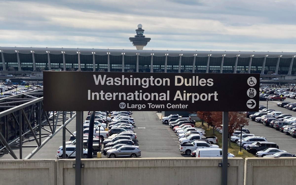 Transporte de pasajeros chocó contra un muelle en el aeropuerto de Washington D.C.