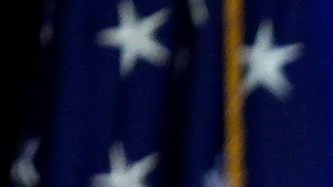 Tatiana Schlossberg, hija de Caroline Kennedy, se dirige al público durante la ceremonia de entrega del Premio Perfil de Coraje John F. Kennedy, el domingo 29 de octubre de 2023, en la Biblioteca y Museo Presidencial John F. Kennedy, en Boston.