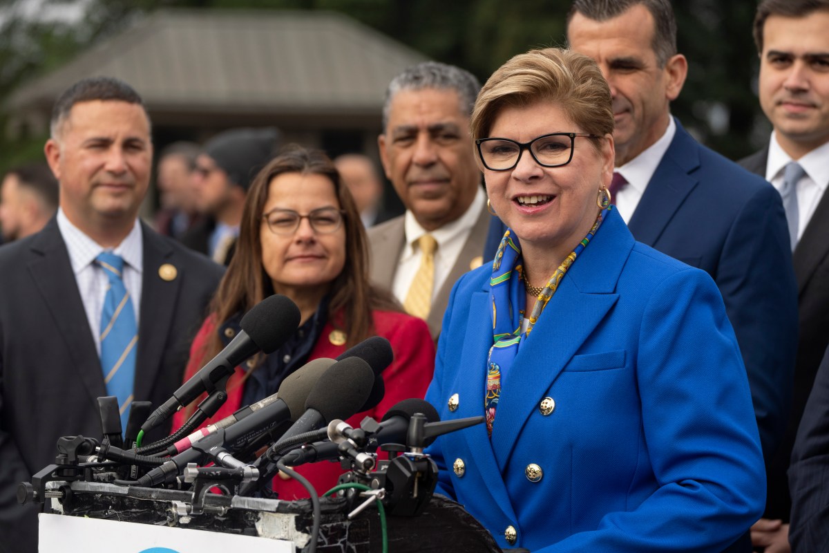 Congresistas Adriano Espaillat y Nellie Pou lideran carta en defensa de centros de servicio a hispanos (HSI)