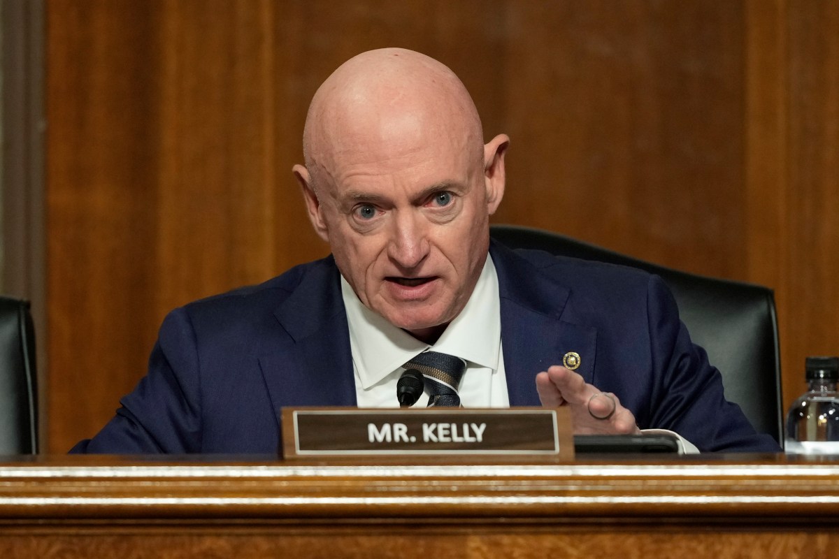 Pentágono investiga al senador Mark Kelly por video donde insta a "rechazar órdenes ilegales"