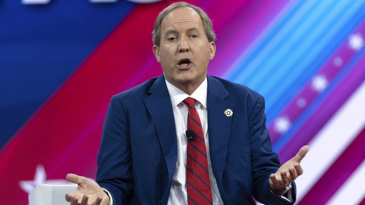 Juez en Texas bloquea ley que exige a escuelas exhibir los 10 mandamientos