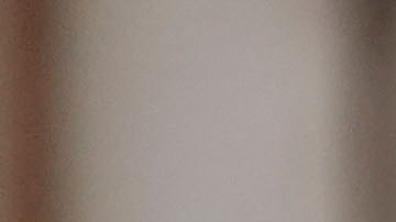 La operadora de metro Tyesha Elcock se acomoda en la cabina del conductor antes de partir de la estación de Coney Island.