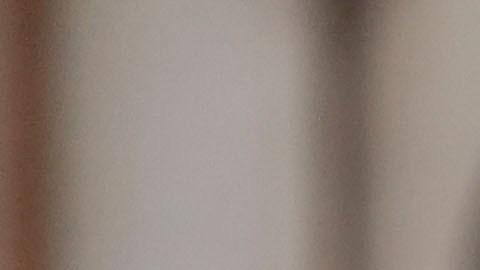 La operadora de metro Tyesha Elcock se acomoda en la cabina del conductor antes de partir de la estación de Coney Island.