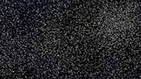 Elon Musk muestra su camiseta con la inscripción "DOGE" a los medios mientras camina por el jardín sur de la Casa Blanca, en Washington, el domingo 9 de marzo de 2025.