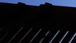 Agentes de la Patrulla Fronteriza y miembros del ejército se encuentran dentro de una puerta en uno de los dos muros fronterizos que separan México de EE.UU.