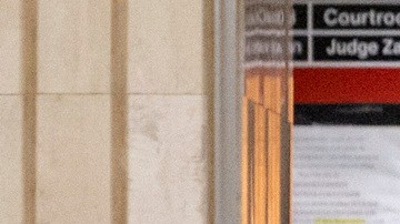 Agentes federales en operación de arrestos en una corte migratoria en Nueva York.