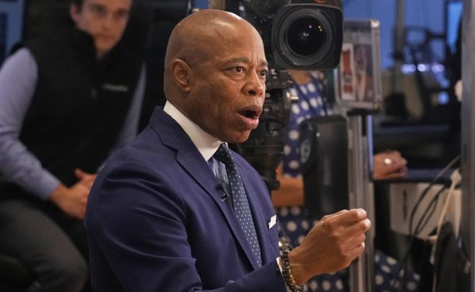 Según Adams, las iniciativas estarán lideradas por el New York Community Trust, que canalizará donaciones a organizaciones sin fines de lucro de toda la región.