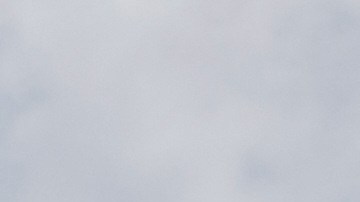 Visitantes y miembros de la Guardia Nacional de EE. UU. caminan cerca del Monumento a Lincoln, el jueves 28 de agosto de 2025, en Washington.