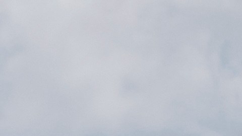 Visitantes y miembros de la Guardia Nacional de EE. UU. caminan cerca del Monumento a Lincoln, el jueves 28 de agosto de 2025, en Washington.