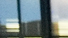 Un agente de policía bloquea una calle mientras manifestantes marchan en una protesta contra la "Operación Midway Blitz" y la presencia del ICE, el martes 9 de septiembre de 2025, en Chicago.