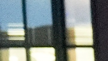 Un agente de policía bloquea una calle mientras manifestantes marchan en una protesta contra la "Operación Midway Blitz" y la presencia del ICE, el martes 9 de septiembre de 2025, en Chicago.