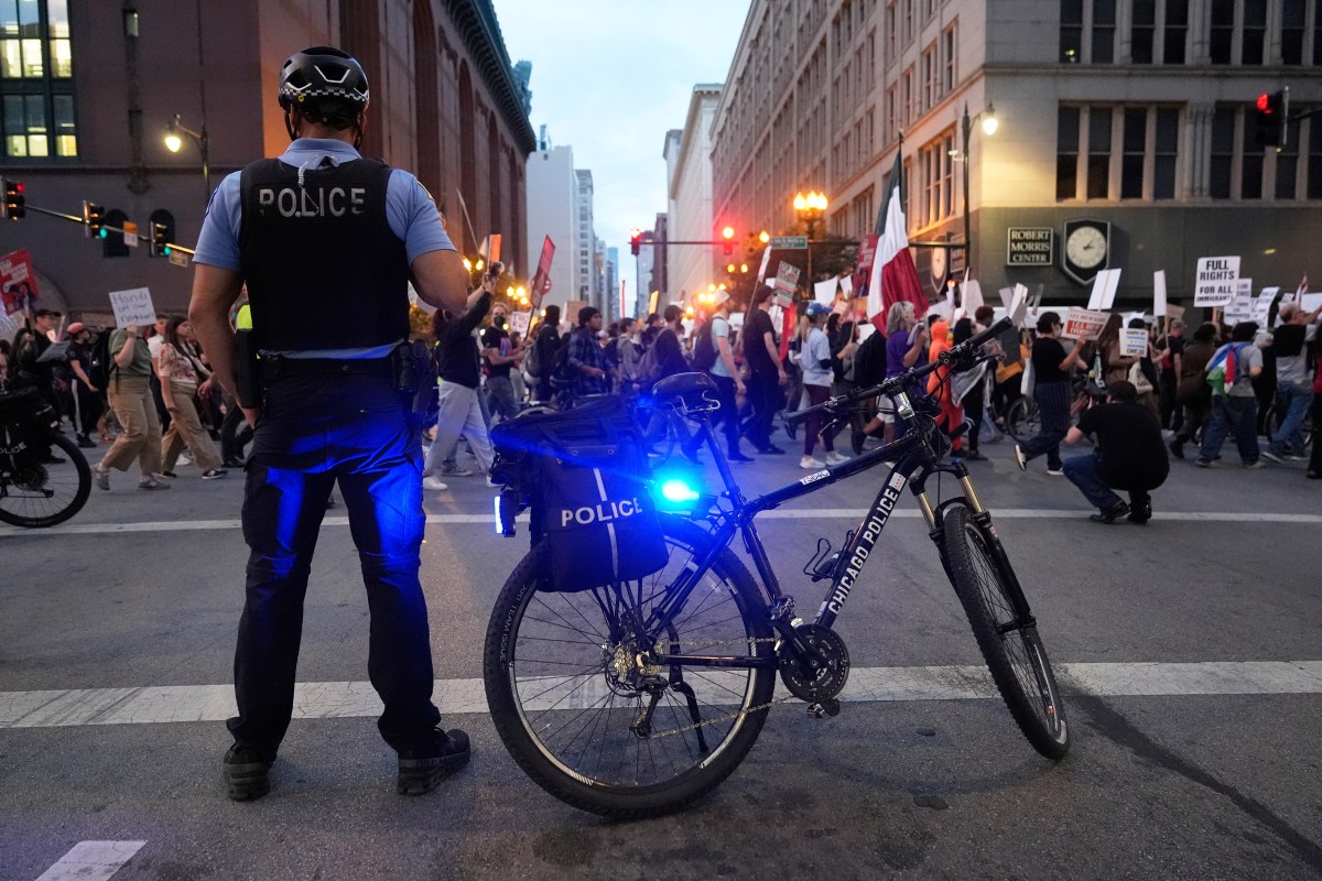 Jueza prohíbe a agentes migratorios usar la fuerza contra manifestantes en Chicago