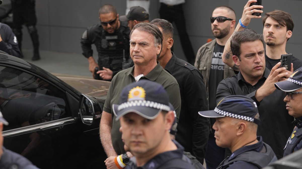 Bolsonaro trató de romper su tobillera electrónica para fugarse, según Supremo de Brasil