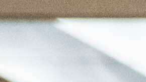 Un agente federal detiene al contralor de la ciudad de Nueva York, Brad Lander, y a otros funcionarios electos después de que exigieran acceso para inspeccionar el centro de detención del tribunal de inmigración en el edificio federal Jacob K. Javits, el jueves 18 de septiembre de 2025, en Nueva York.