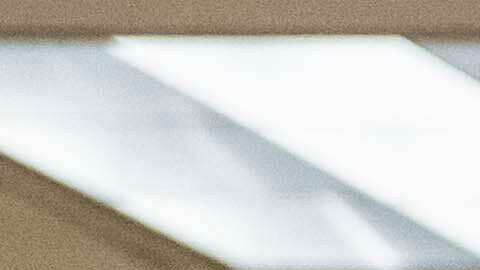 Un agente federal detiene al contralor de la ciudad de Nueva York, Brad Lander, y a otros funcionarios electos después de que exigieran acceso para inspeccionar el centro de detención del tribunal de inmigración en el edificio federal Jacob K. Javits, el jueves 18 de septiembre de 2025, en Nueva York.