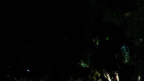 Una persona sin hogar empuja un carrito de compras el martes 7 de octubre de 2025 en Portland, Oregón.