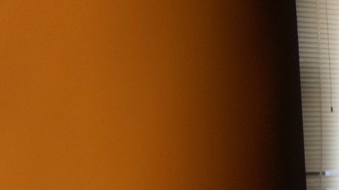 Apartamento tapiado con ventanas rotas dentro del edificio en Chicago, que fue allanado por agentes federales.