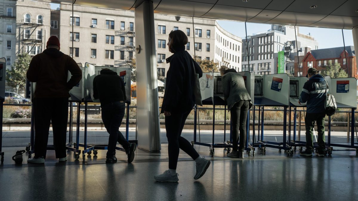 Jóvenes superan en cifras a votantes mayores en últimos días de votación anticipada para la alcaldía de NY