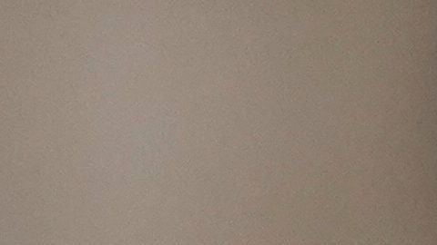 Alinejad lanza un beso a sus seguidores a las afueras del tribunal federal tras testificar en el juicio contra sus presuntos asesinos en Nueva York.