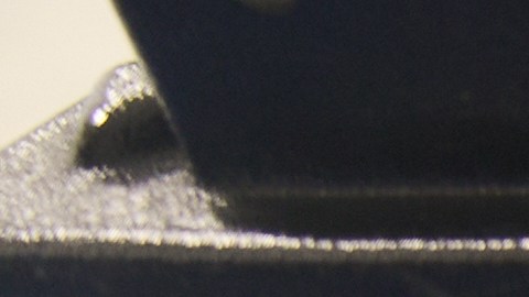 Una persona deposita su voto en California sobre la Proposición 50.