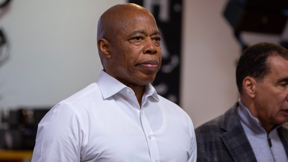 Adams anuncia plan para contratar 5,000 policías mientras el NYPD lucha por completar su plantilla actual