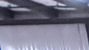 Empleados del Banco de Alimentos cargan comida en un automóvil en Ohio.