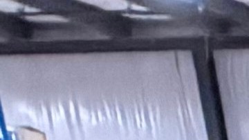 Empleados del Banco de Alimentos cargan comida en un automóvil en Ohio.