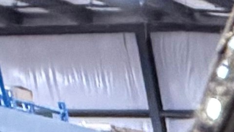 Empleados del Banco de Alimentos cargan comida en un automóvil en Ohio.