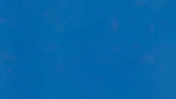 El presidente Donald Trump saluda desde las escaleras del Air Force One al abordar a su llegada a la Base Conjunta Andrews, Maryland, el viernes 31 de octubre de 2025.