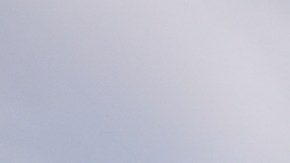 Manifestantes se reúnen frente a un centro de procesamiento del ICE en Broadview, Illinois.