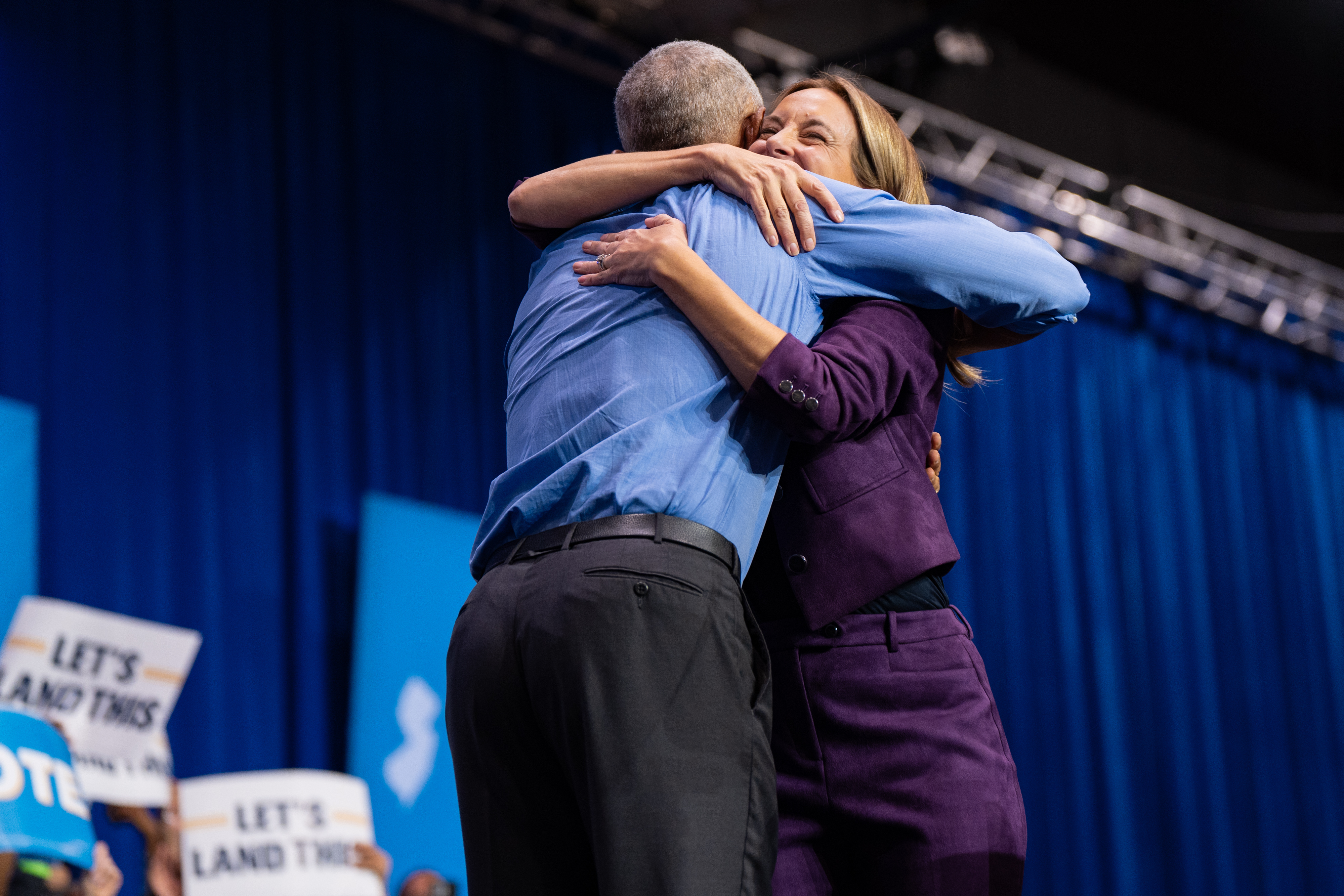 Mikie Sherrill, y Barack Obama se abrazan en el mitin de campaña de Sherrill.