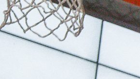 El candidato a la alcaldía de Nueva York, Zohran Mamdani, vota en un centro de votación de NYC.