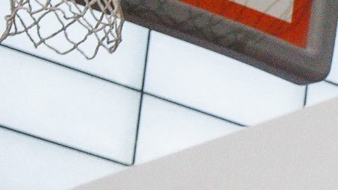 El candidato a la alcaldía de Nueva York, Zohran Mamdani, vota en un centro de votación de NYC.