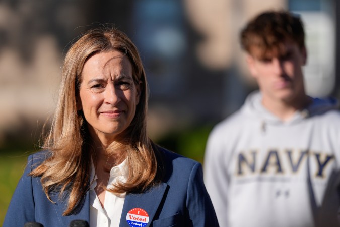 La candidata a gobernadora de Nueva Jersey, Mikie Sherrill, habla con los periodistas después de votar en Montclair.