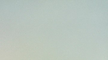 El comandante Jared Isaacman habla en una conferencia de prensa tras su llegada al Centro Espacial Kennedy para una próxima misión espacial tripulada privada en Cabo Cañaveral, Florida, el 19 de agosto de 2024.