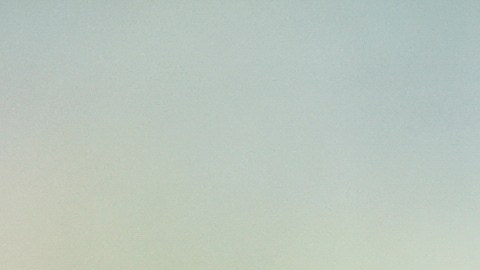 El comandante Jared Isaacman habla en una conferencia de prensa tras su llegada al Centro Espacial Kennedy para una próxima misión espacial tripulada privada en Cabo Cañaveral, Florida, el 19 de agosto de 2024.