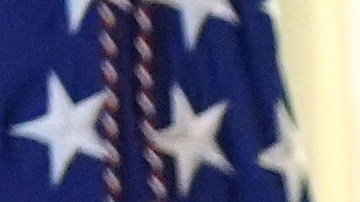 Otros funcionarios auxiliaban al hombre mientras Trump se levantaba lentamente de su asiento y observaba la escena.