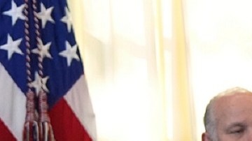 El pago no incluirá a personas con altos ingresos, señaló Trump.