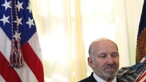 El pago no incluirá a personas con altos ingresos, señaló Trump.