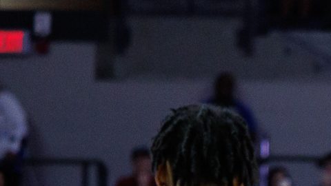 El pívot de Florida, Olivier Rioux (32), hace su debut durante la segunda mitad de un partido de baloncesto universitario de la NCAA el jueves 6 de noviembre de 2025 en Gainesville, Florida.
