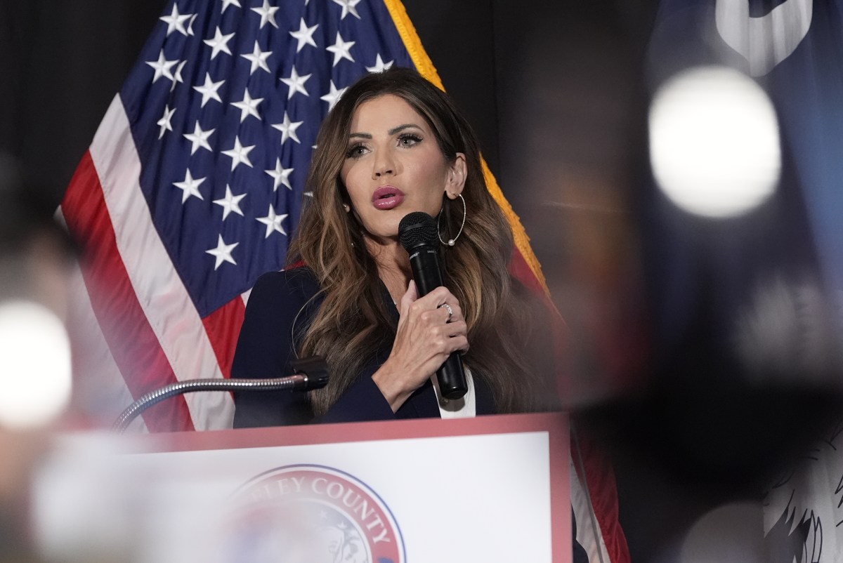 Noem elogia a personal migratorio por detener a inmigrantes durante el cierre federal