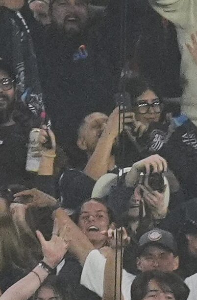 El delantero del San Diego FC, Amahl Pellegrino, celebra su gol con los aficionados durante la segunda mitad del tercer partido de la primera ronda de los playoffs de la Conferencia Oeste de la MLS contra los Portland Timbers el domingo 9 de noviembre de 2025 en San Diego.